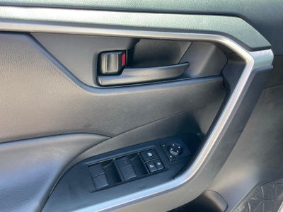 2025 Toyota RAV4 LE - WIRELESS APPLE CARPLAY / 30 MPG