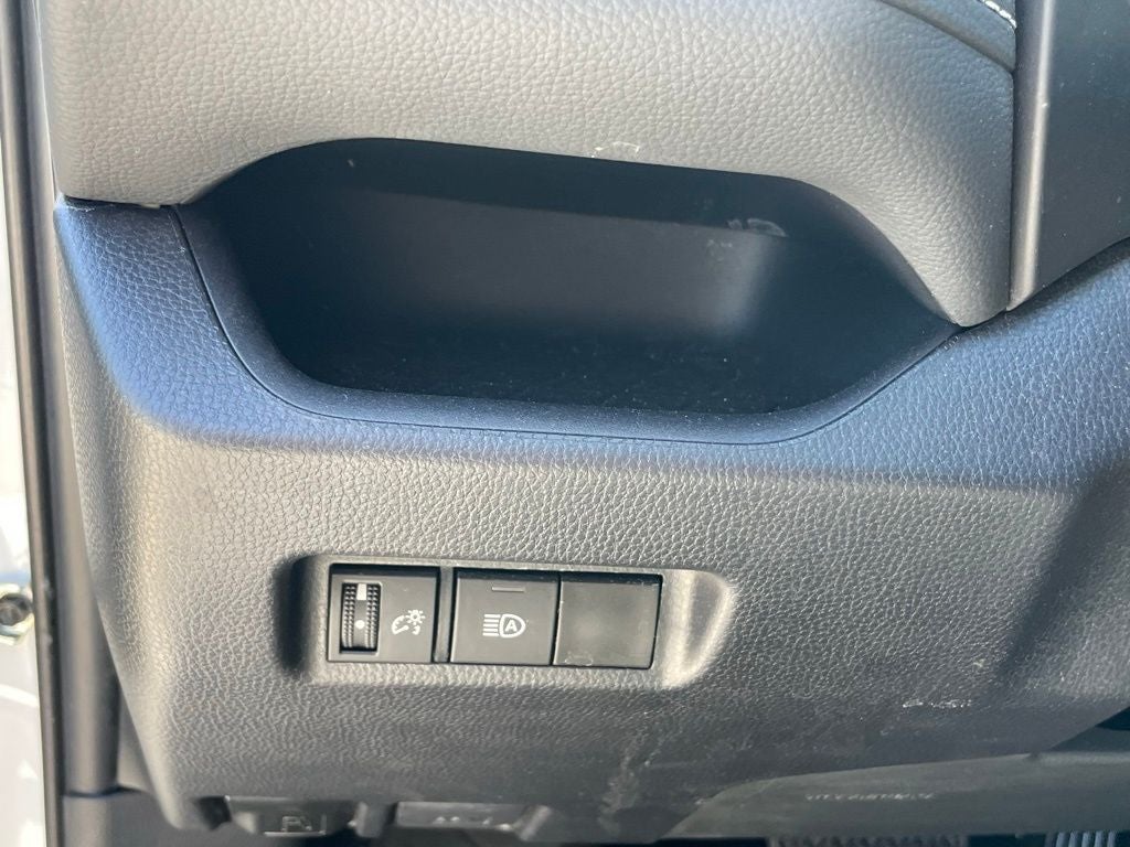 2025 Toyota RAV4 LE - WIRELESS APPLE CARPLAY / 30 MPG