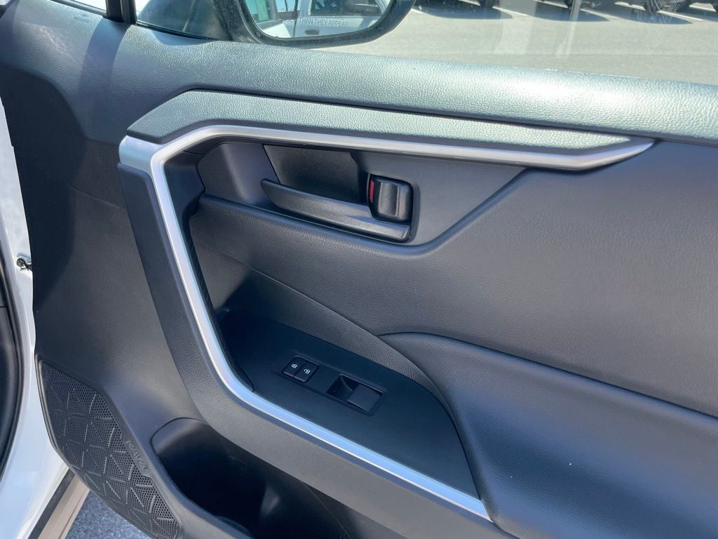 2025 Toyota RAV4 LE - WIRELESS APPLE CARPLAY / 30 MPG