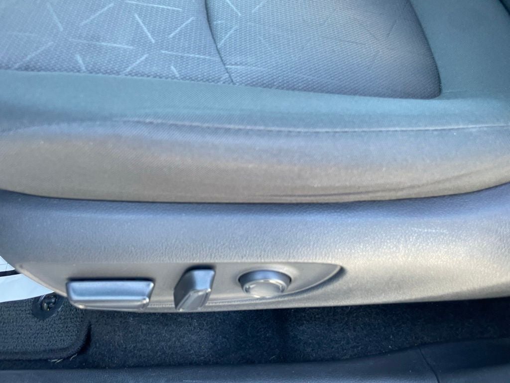 2024 Toyota RAV4 XLE - WIRELESS CARPLAY / BLIND SPOT MONITOR