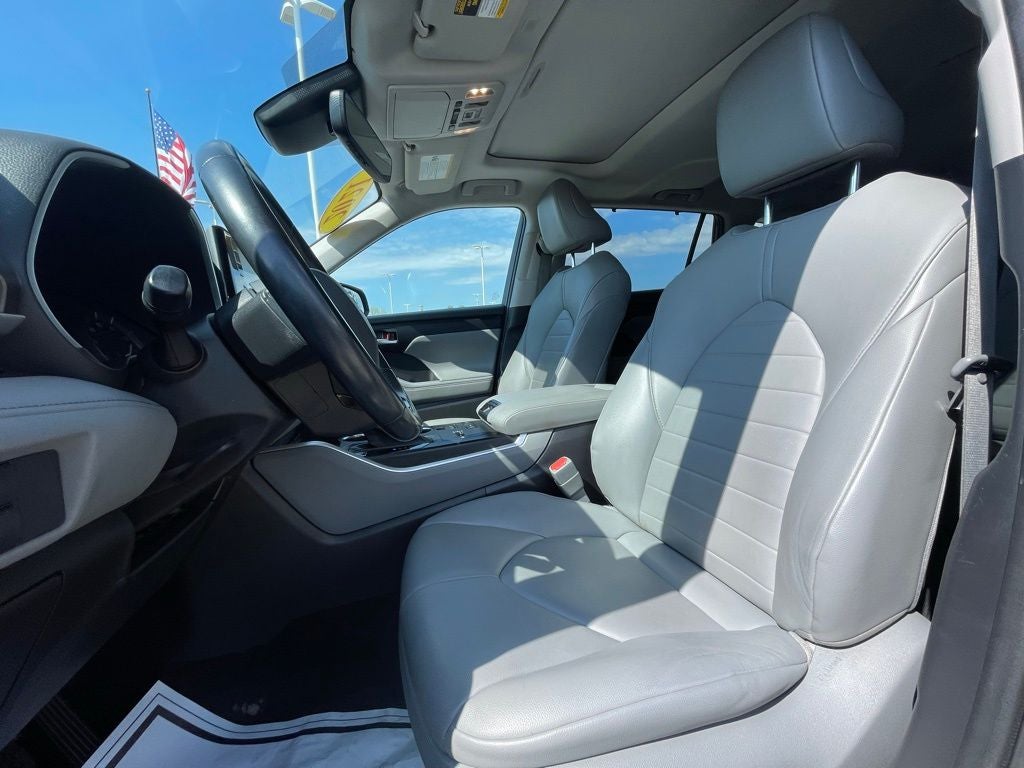 2021 Toyota Highlander XLE - MOONROOF / LEATHER