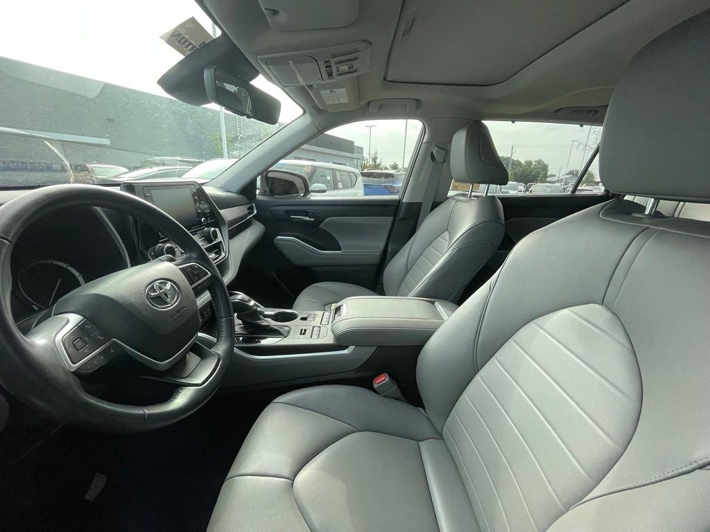2022 Toyota Highlander XLE - POWER MOONROOF / APPLE CARPLAY
