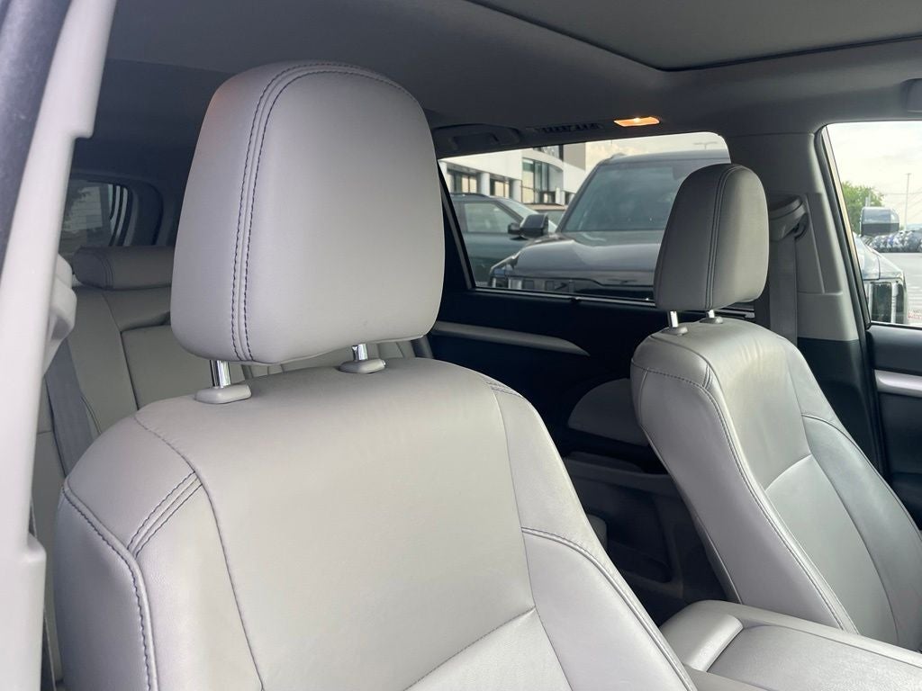 2015 Toyota Highlander XLE V6 - POWER MOONROOF / NAVIGATION