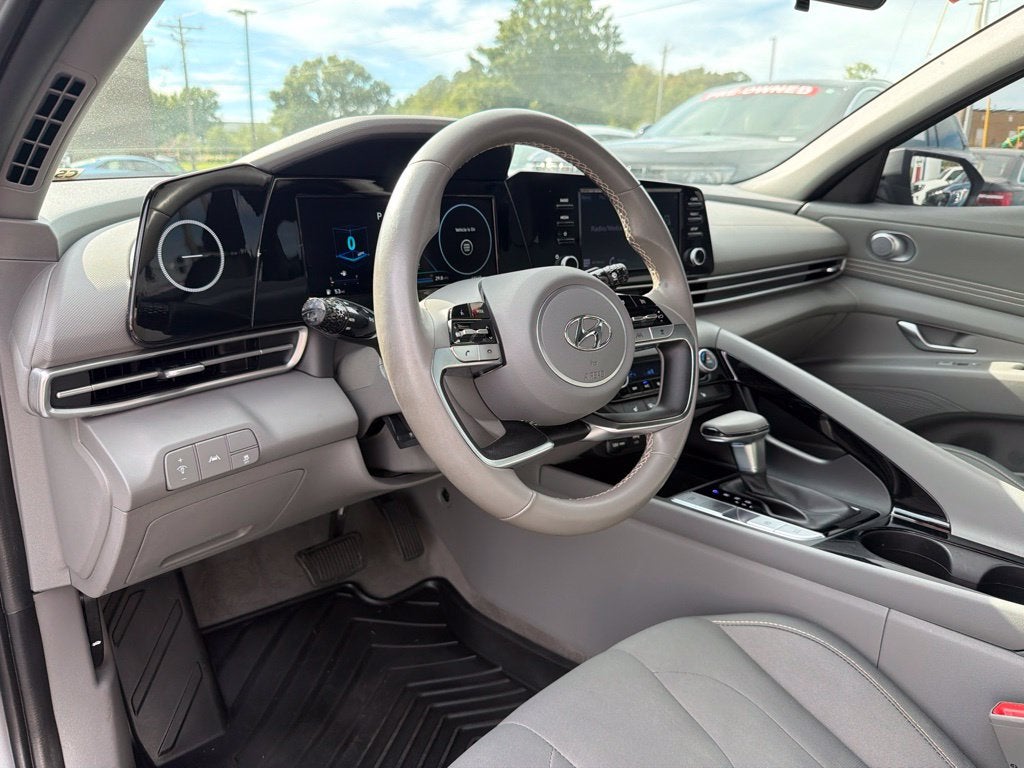 2022 Hyundai ELANTRA SEL Heated Seats, Adaptive Cruise, One Owner