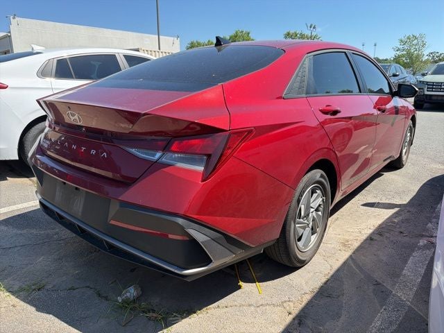 2025 Hyundai ELANTRA SE