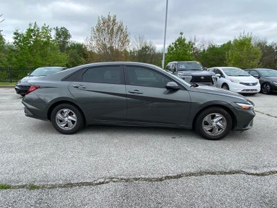 2024 Hyundai ELANTRA SE