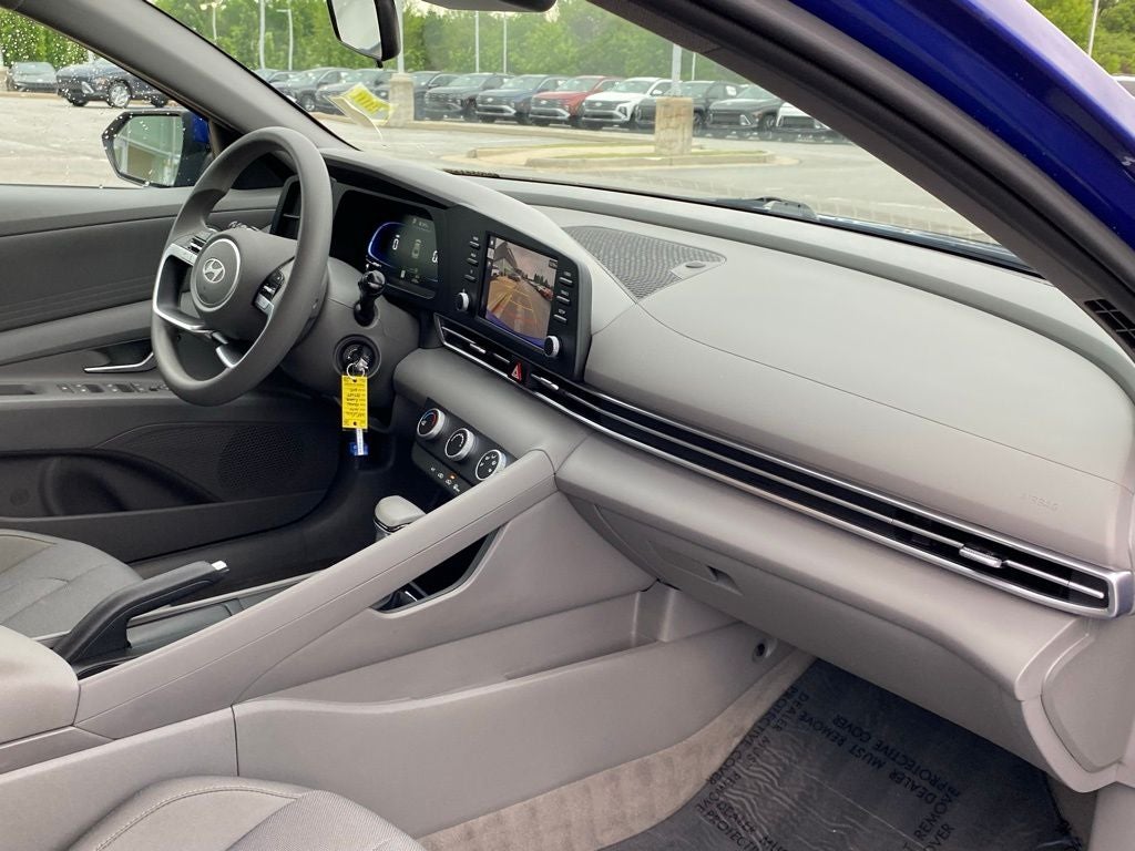 2024 Hyundai ELANTRA SE