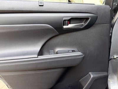 2025 Toyota Highlander XLE - AWD / SUNROOF / CLEAN CARFAX