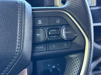 2025 Toyota Sequoia SR5 - 4WD / SUNROOF / CLEAN CARFAX