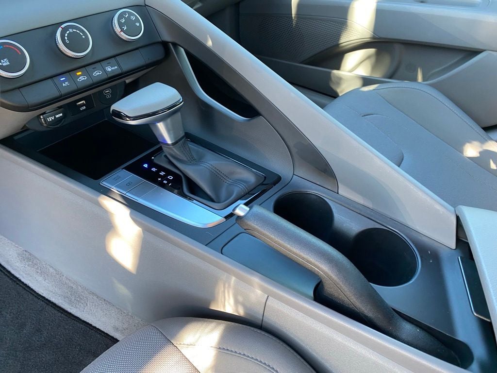 2024 Hyundai ELANTRA SE