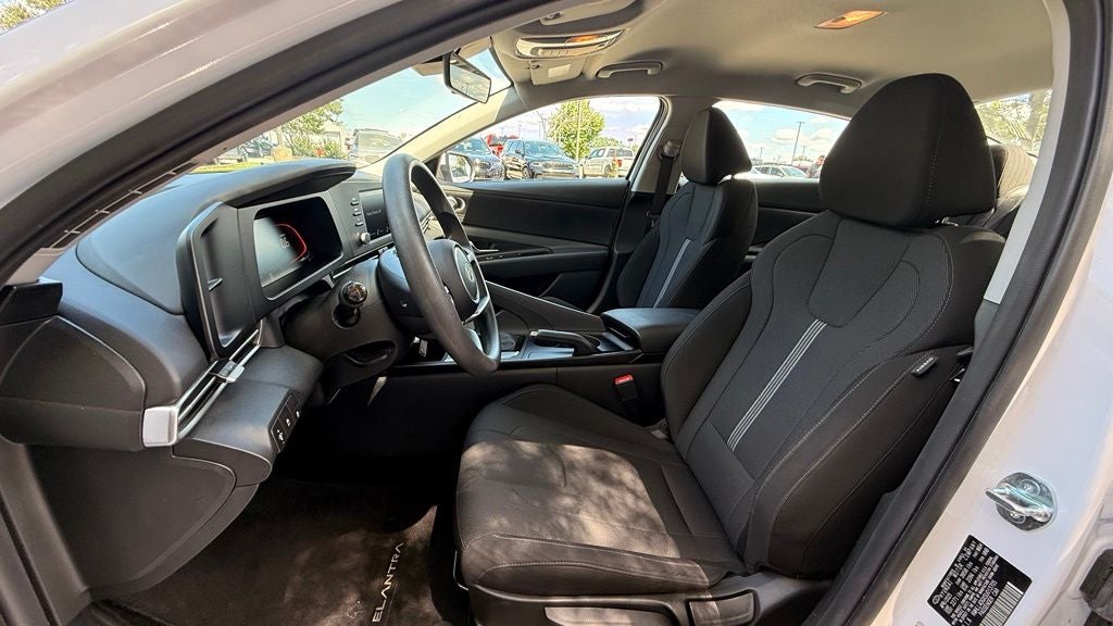 2025 Hyundai ELANTRA SE