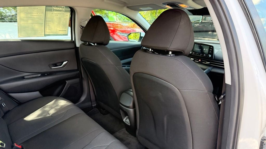 2025 Hyundai ELANTRA SE