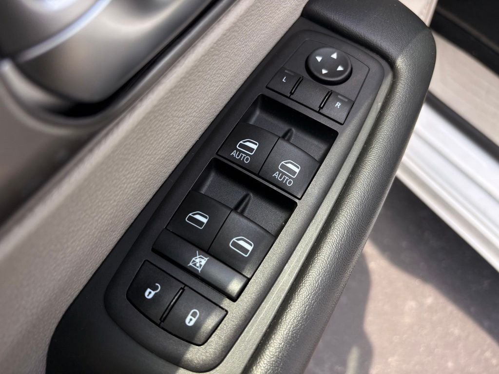 2023 Chrysler Pacifica Touring L - Photo 12