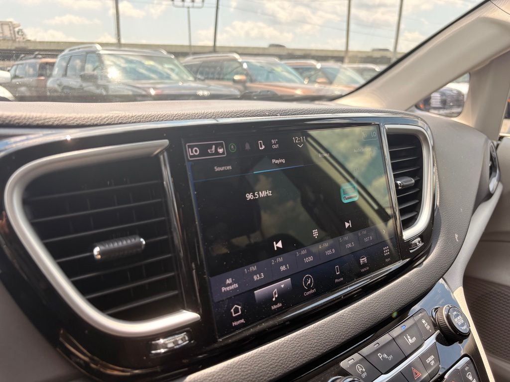 2023 Chrysler Pacifica Touring L - Photo 16