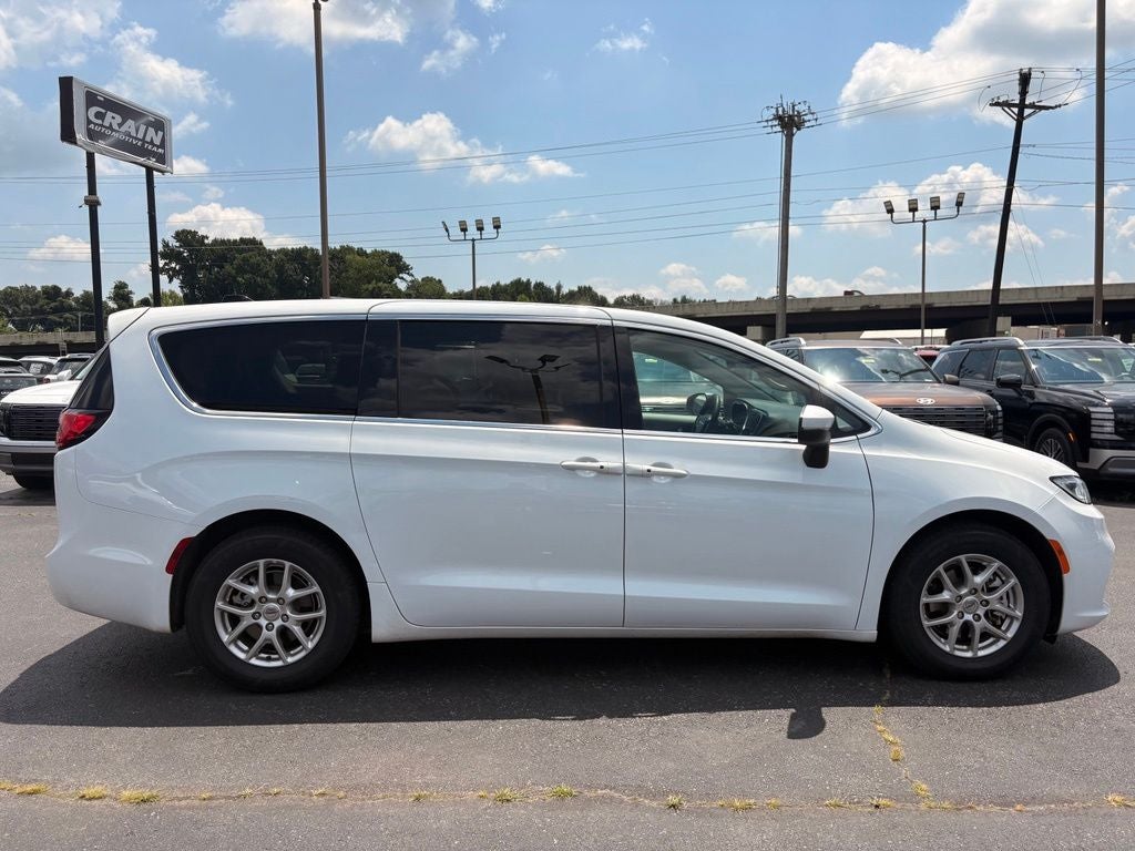 2023 Chrysler Pacifica Touring L - Photo 9