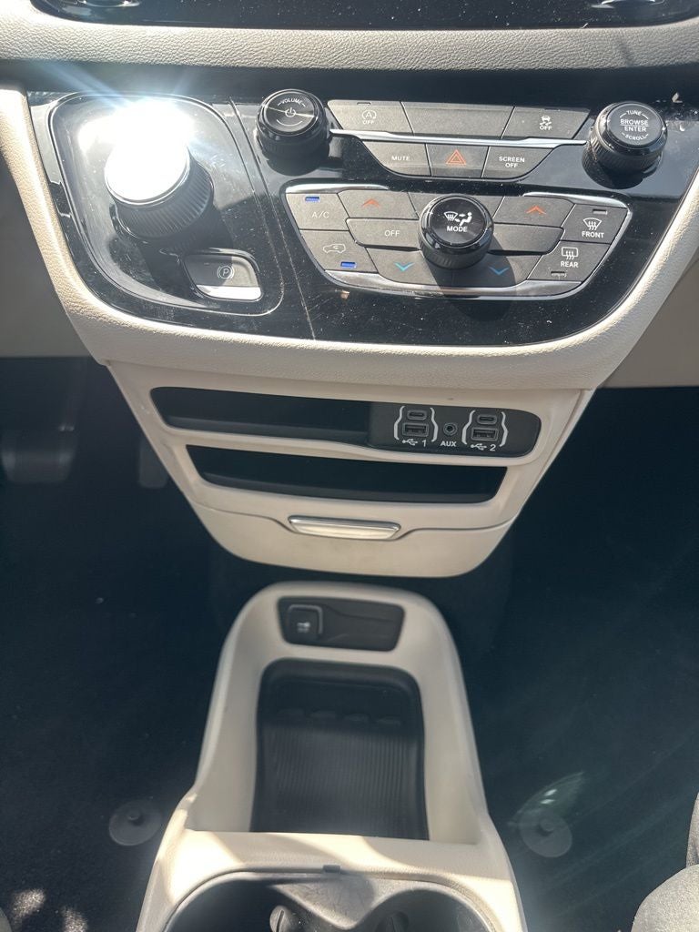2022 Chrysler Voyager LX 1-Owner / Power Liftgate / Apple CarPlay/Android A
