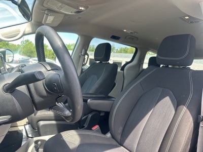 2022 Chrysler Voyager LX 1-Owner / Power Liftgate / Apple CarPlay/Android A