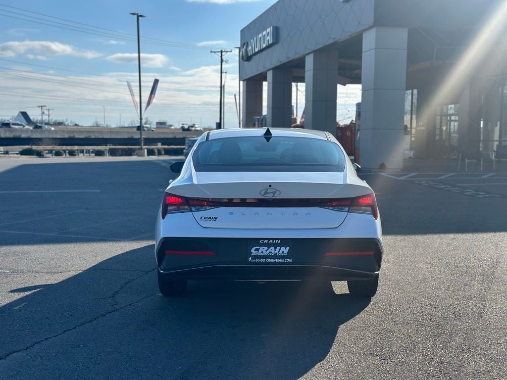 2025 Hyundai ELANTRA SE
