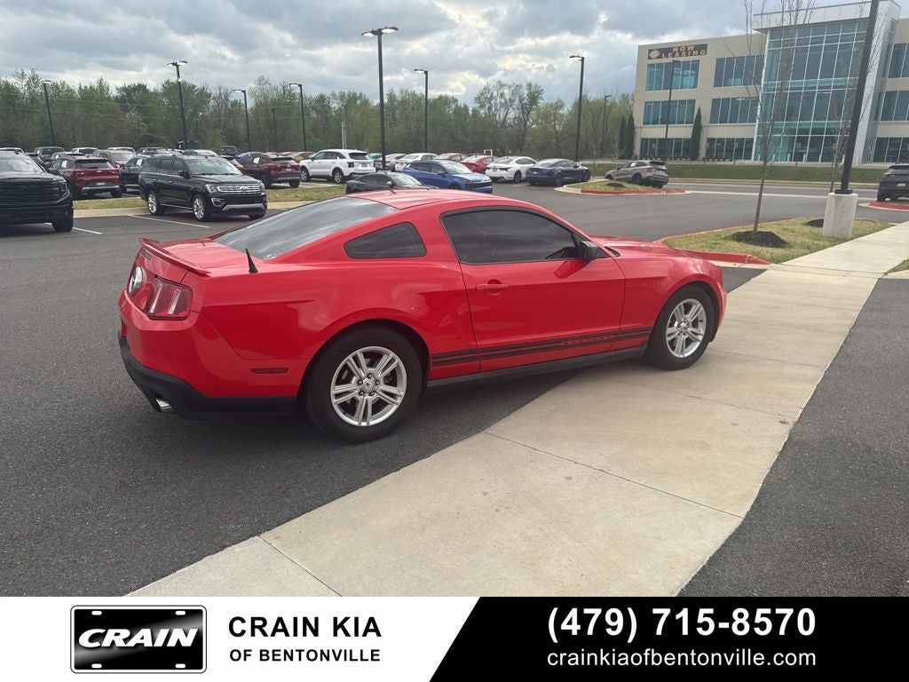 2011 Ford Mustang V6 - CLEAN CARFAX