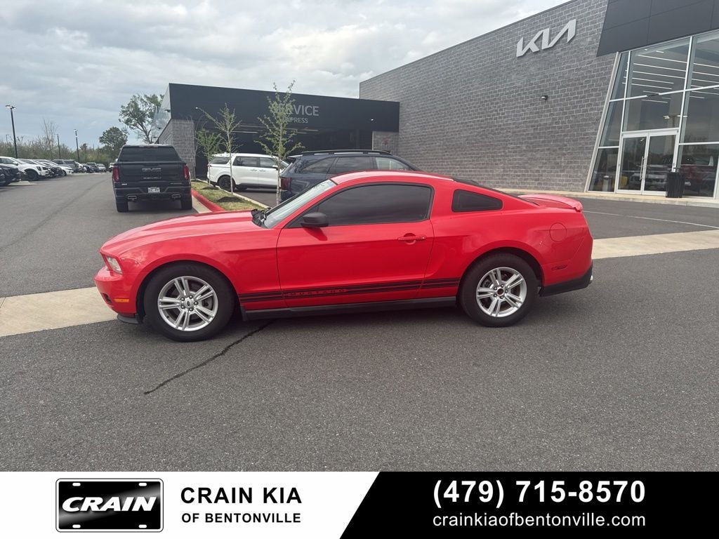 2011 Ford Mustang V6 - CLEAN CARFAX