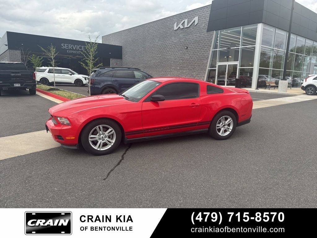 2011 Ford Mustang V6 - CLEAN CARFAX