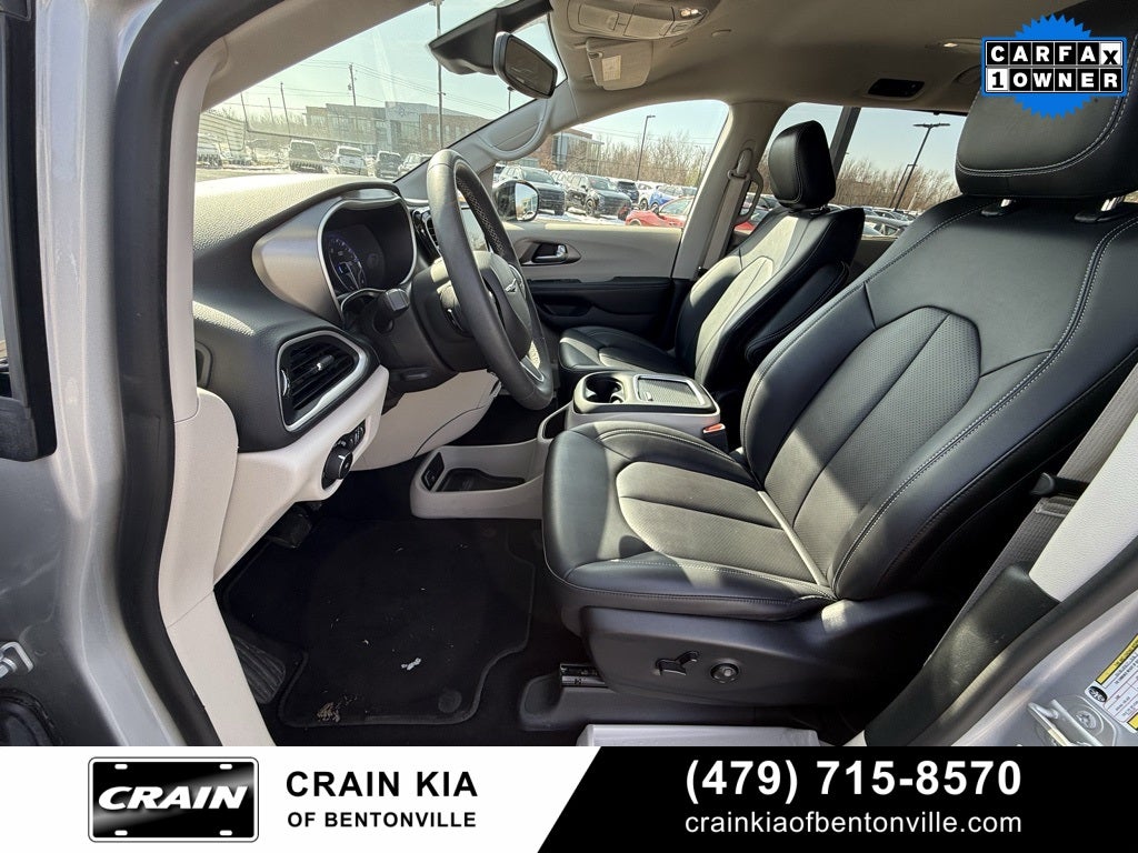 2024 Chrysler Pacifica Touring L - CLEAN CARFAX / ONE OWNER