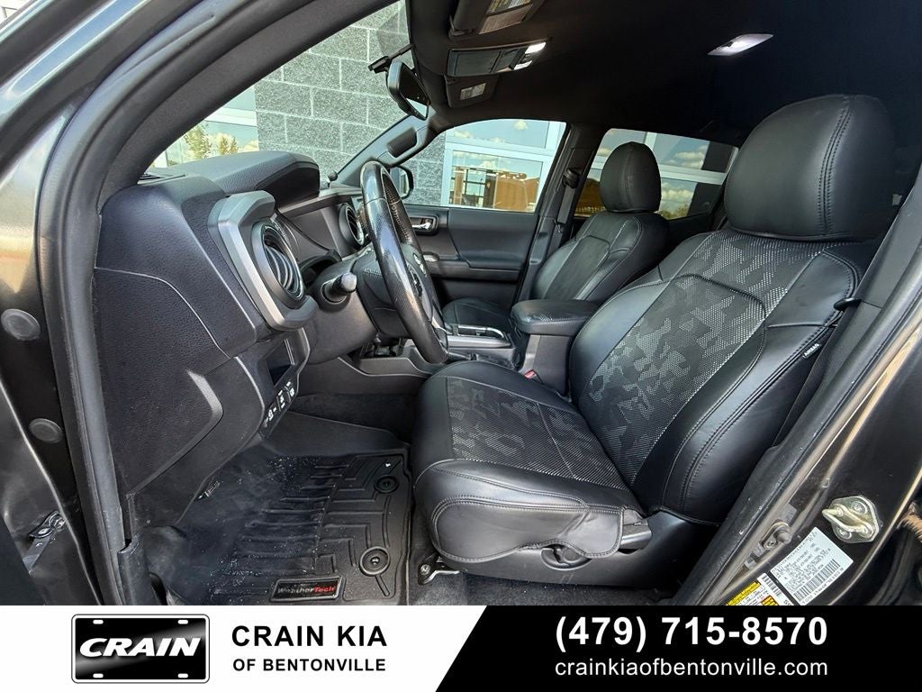 2017 Toyota Tacoma TRD Sport V6 - 4WD / CLEAN CARFAX / LIFTED!