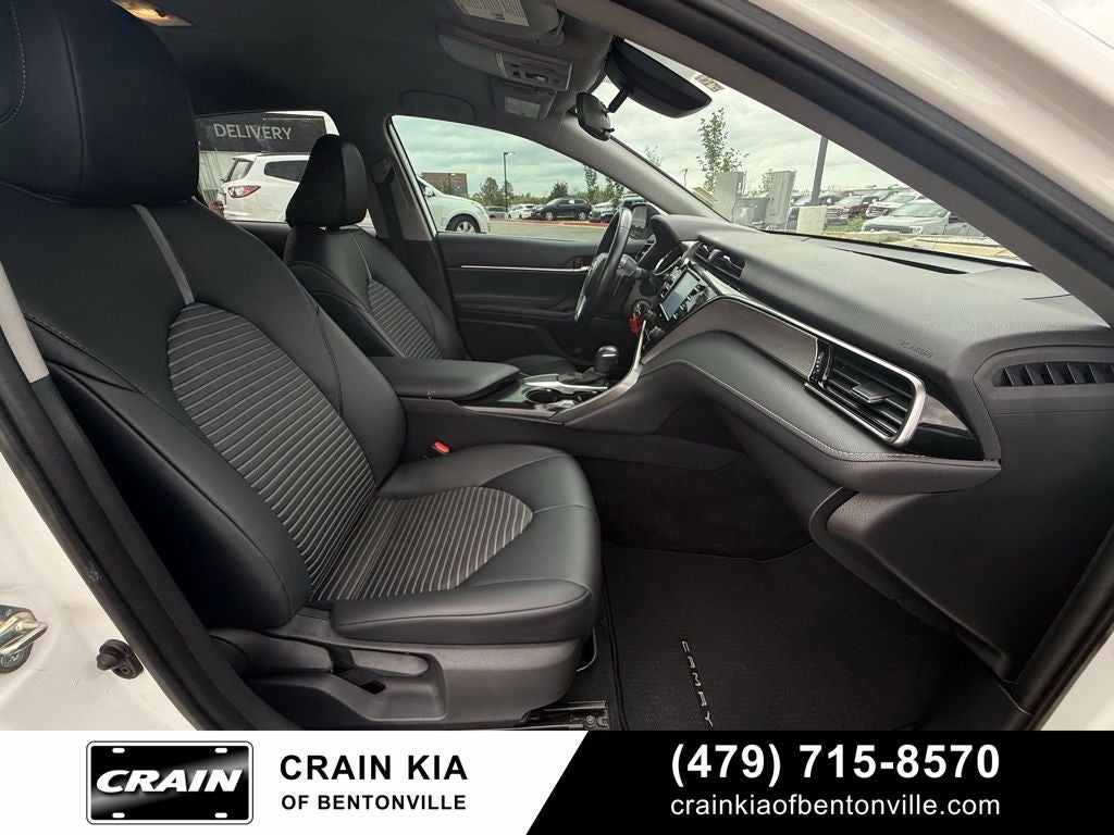 2020 Toyota Camry SE - CLEAN CARFAX / ONE OWNER