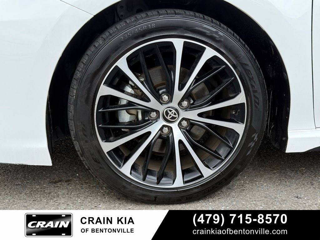 2020 Toyota Camry SE - CLEAN CARFAX / ONE OWNER