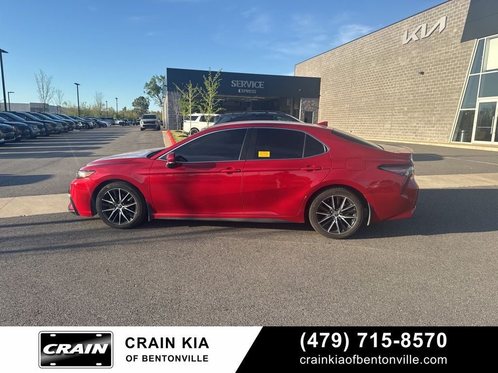 2022 Toyota Camry SE - CLEAN CARFAX / ONE OWNER