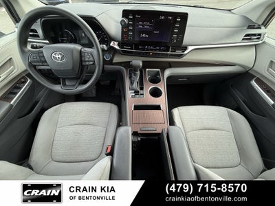 2022 Toyota Sienna LE 8 Passenger - CLEAN CARFAX