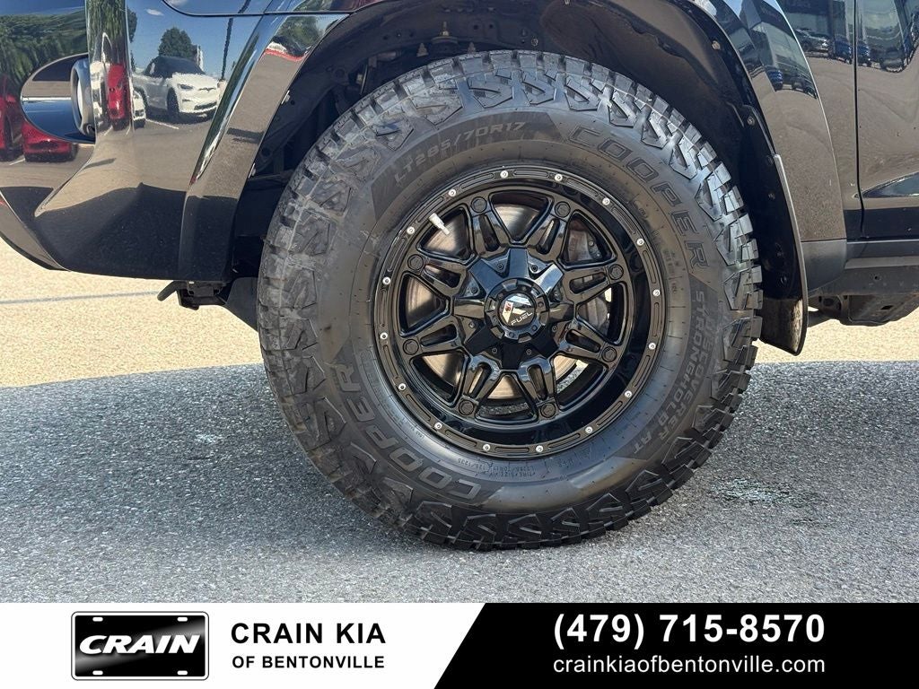 2017 Toyota 4Runner SR5 - 4WD / LIFTED!