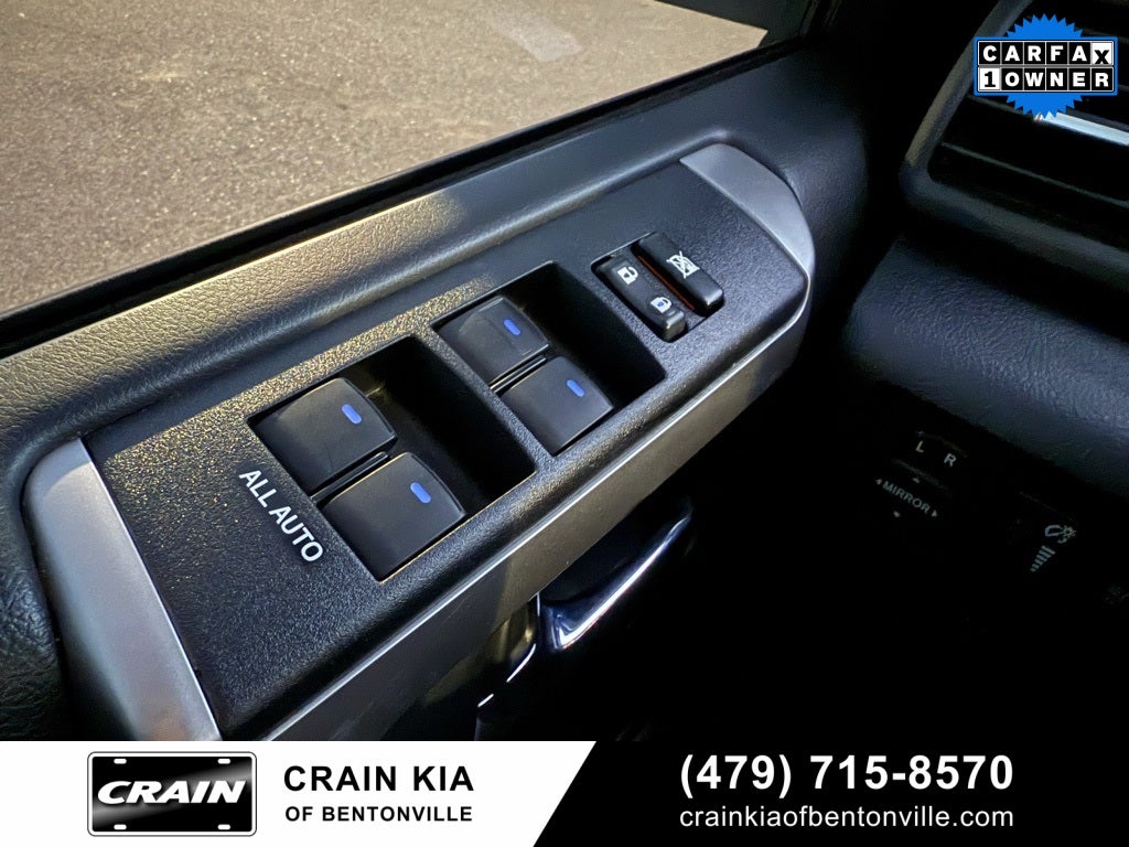 2024 Toyota 4Runner SR5 - 4WD / CLEAN CARFAX / ONE OWNER