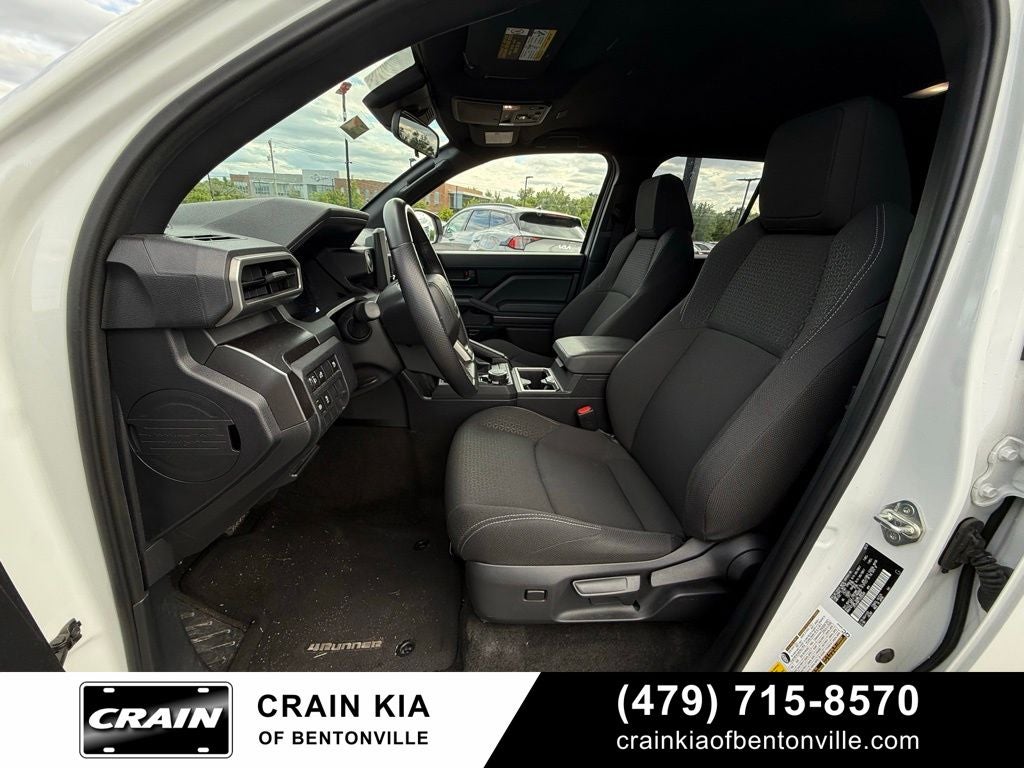 2025 Toyota 4Runner SR5 - 4WD / CLEAN CARFAX / ONE OWNER