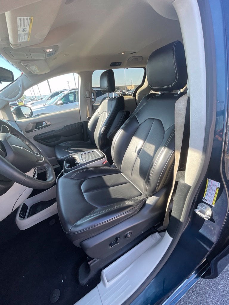 2023 Chrysler Pacifica Touring L HEATED SEATS / POWER DRIVERS SEAT