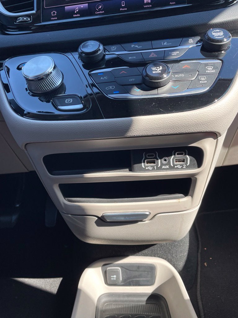 2023 Chrysler Pacifica Touring L HEATED SEATS / POWER DRIVERS SEAT