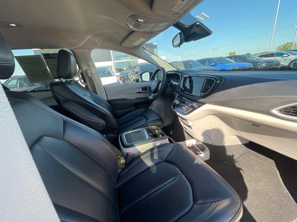 2023 Chrysler Pacifica Touring L HEATED SEATS / POWER DRIVERS SEAT