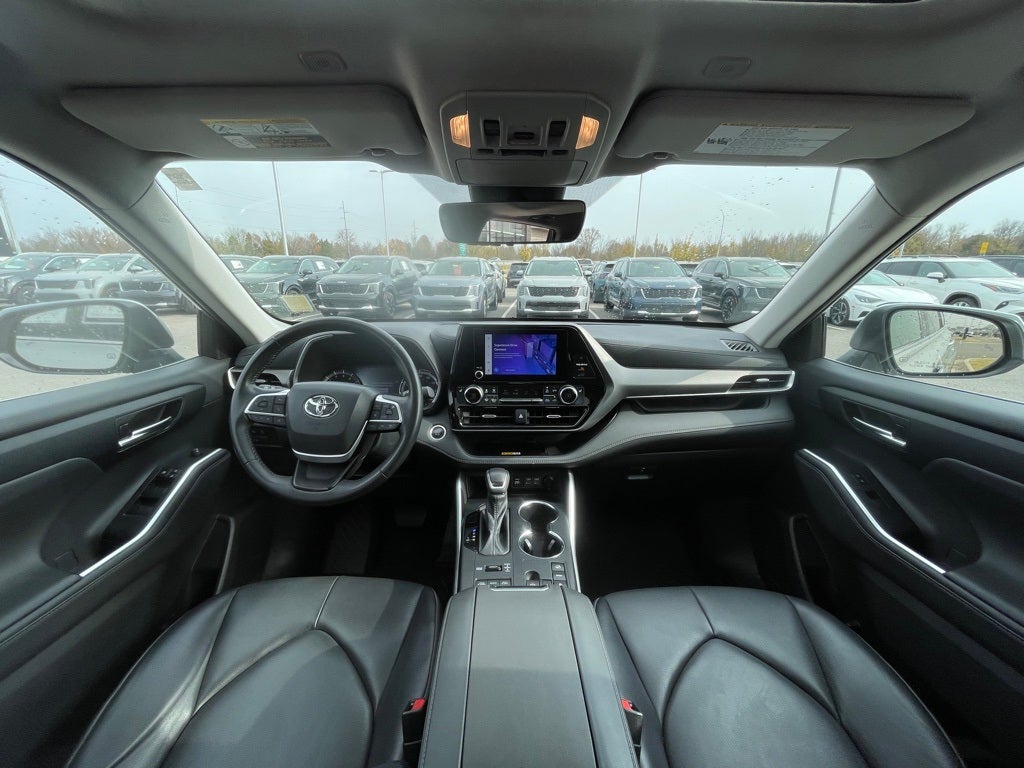 2024 Toyota Highlander LE SUNROOF / CAPT CHAIRS / 3RD ROW