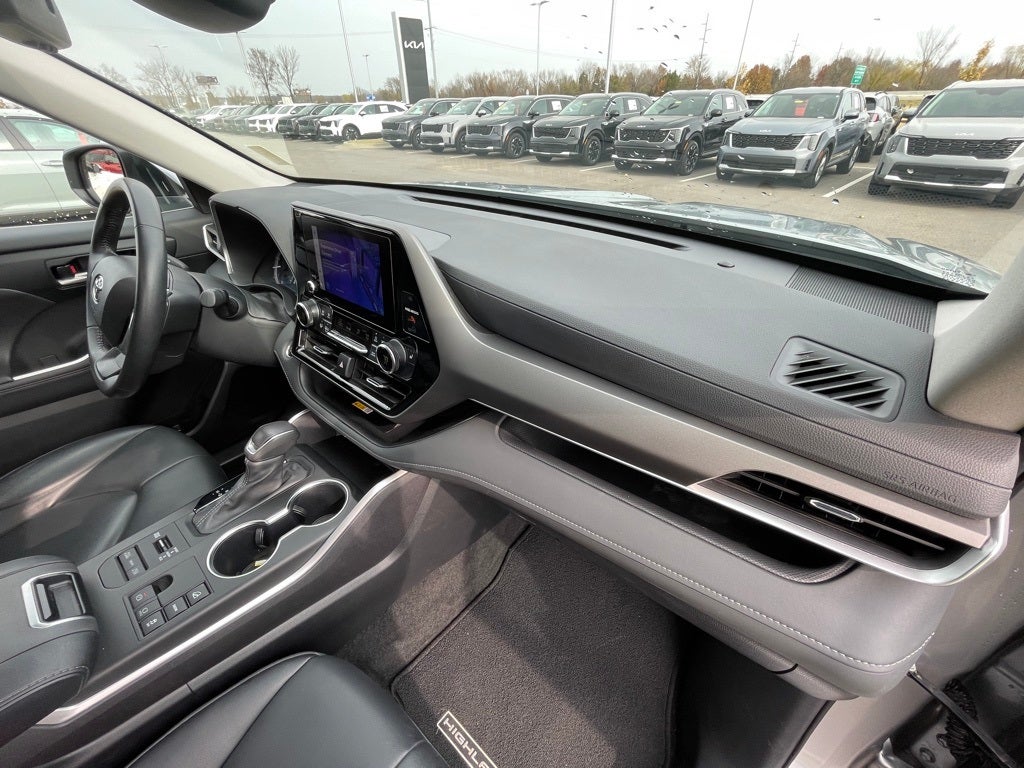 2024 Toyota Highlander LE SUNROOF / CAPT CHAIRS / 3RD ROW