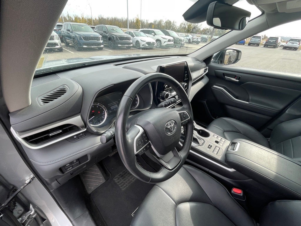 2024 Toyota Highlander LE SUNROOF / CAPT CHAIRS / 3RD ROW