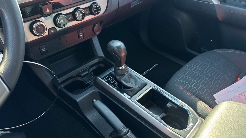 2017 Toyota Tacoma SR5 / 4X4 / ONE OWNER V6