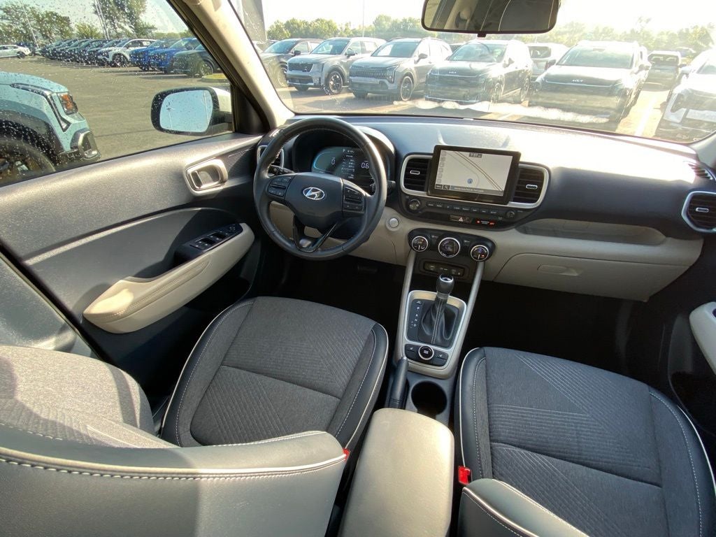 2025 Hyundai VENUE Limited ONE OWNER / HEATED SEATS / NAV