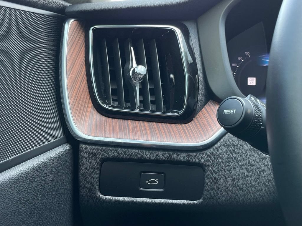2023 Volvo XC60 Plus Dark Theme