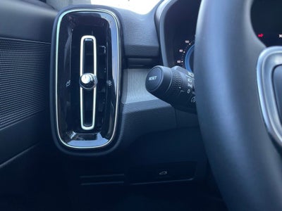 2025 Volvo XC40 Core Bright Theme