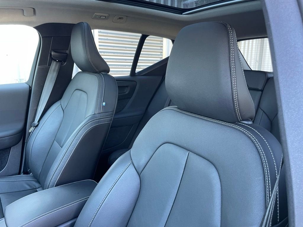 2025 Volvo XC40 Core Bright Theme