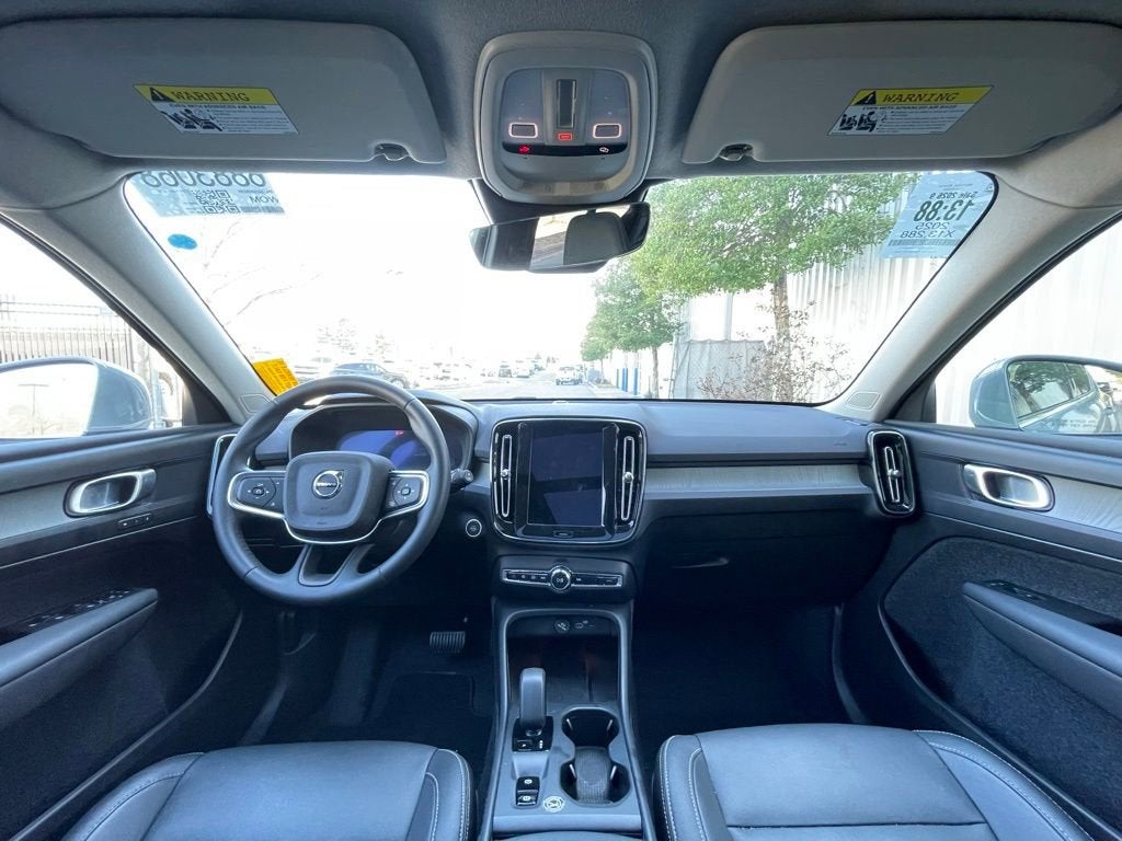 2025 Volvo XC40 Core Bright Theme